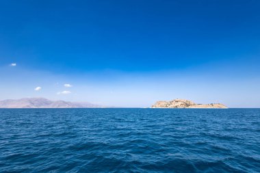 Van 'ın Akdamar adasının dağlarındaki deniz manzarası
