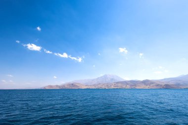 dağlar ve mavi gökyüzü ile deniz manzara