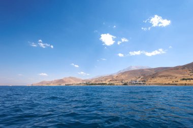 Deniz ve dağların güzel manzarası.