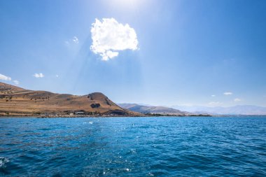 Van dağlarındaki gölün güzel manzarası.