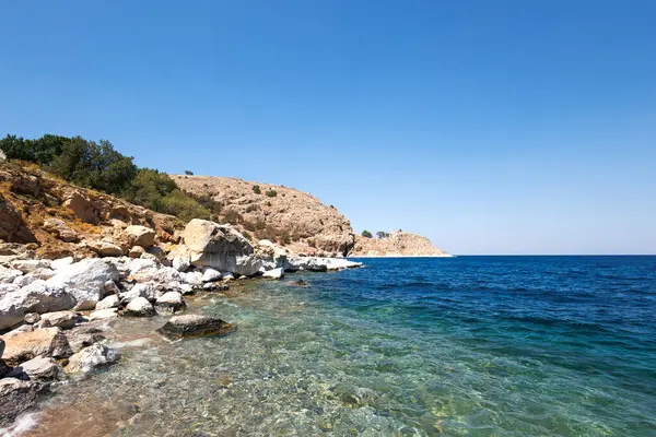 Güneşli bir günde deniz manzarası