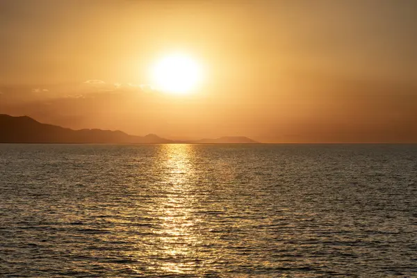 Gölde gün batımı