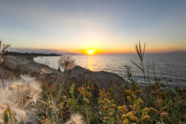Denizin üzerinde güzel bir gün batımı, Van Gölü kıyısının manzarası.