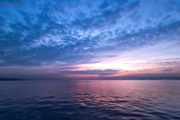 Marmara denizinin ve bulutların üzerinde güzel bir gün doğumu.