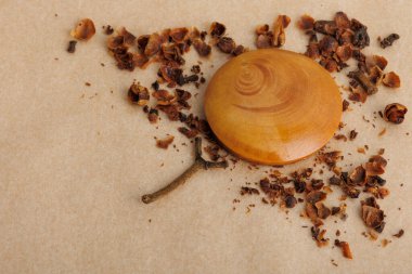 Farklı kırıntıları olan ahşap bir tahtanın üst görünümü