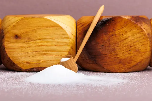 Beyaz tahta kaşık tuz