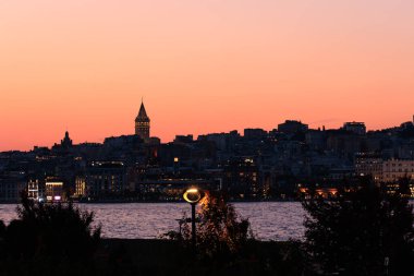 Galata Kulesi 'nin silueti ve İstanbul' da günbatımı, hindi