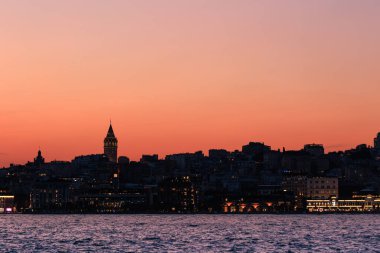 Galata Kulesi 'nin silueti ve İstanbul' da günbatımı, hindi