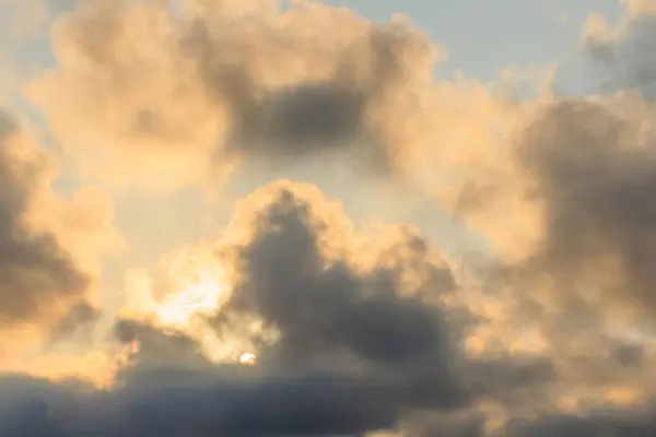 dramatik bulutlar alacakaranlıkta ve güneş bulutların ardında