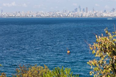 Prens adasının tepesinden İstanbul şehrine bakın.