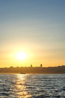 İstanbul ve Bosporus 'un günbatımı manzarası