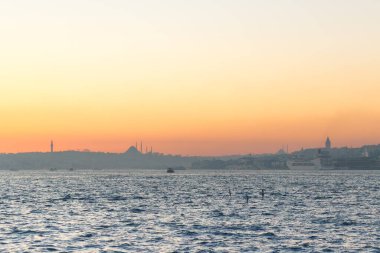 İstanbul üzerinde gün batımı tarihi yarımada dumanlı bir hava ile