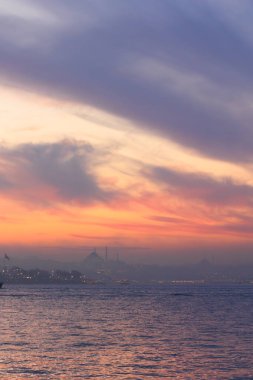 İstanbul, Türkiye üzerinde güzel bir günbatımı. Seçici odaklanma. Sleymaniye Camii ve Altın Boynuz