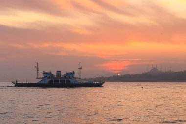 Gün batımında İstanbul, Türkiye 'de feribot. Harem Sirkeci feribotu, İstanbul 'da kirli hava, İstanbul' da hava kirliliği