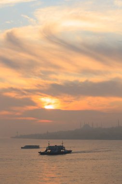 Gün batımında İstanbul, Türkiye 'de feribot. Harem Sirkeci feribotu, İstanbul 'da kirli hava, İstanbul' da hava kirliliği