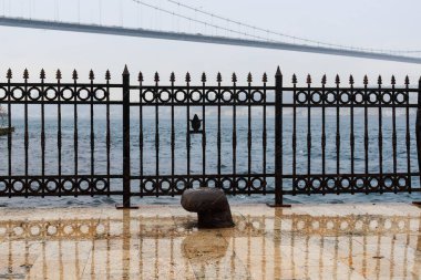 İstanbul, Türkiye 'de İstanbul Boğazı kıyısında demir çit
