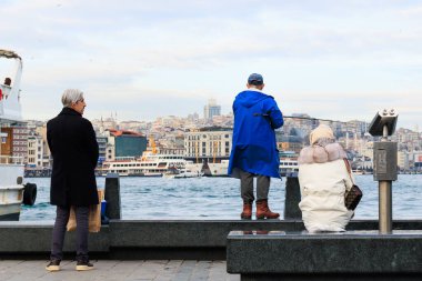 İstanbul, Türkiye 'de Sirkeci kıyılarında bir erkek ve bir erkek balık tutuyor