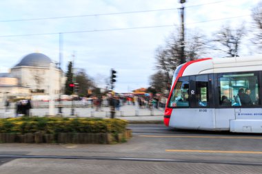 Sultan Ahmet Meydanı 'nın ortasındaki tramvay.