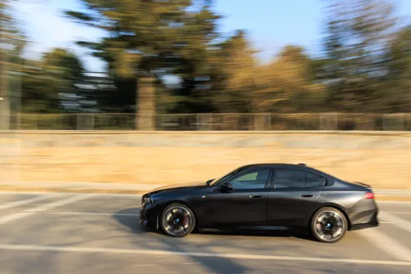 Araba yolda gidiyor, çevirme tekniği, sığ alan derinliği, İstanbul