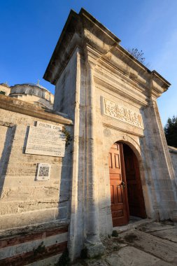 Ayazma Camii 'nin ana kapısı ve bilgi panosu, uskudar, istanbul