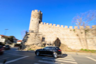 Anadolu Kalesi, Anadolu Kalesi önündeki siyah bir arabanın Pan fotoğrafı, Beykoz, İstanbul