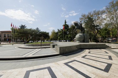 Kirklareli 'nin merkezinde Atatürk Heykeli, 21 Nisan 2025