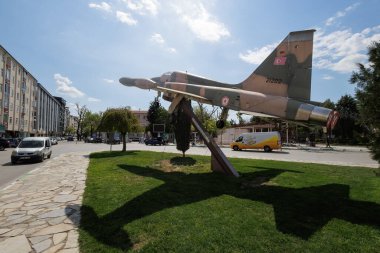 21 Nisan 2025 'te Kirklareli' nin merkezindeki açık bir alanda sergilenen bir savaş uçağının yakın çekimi