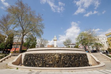 Parktaki saat kulesi ve Kirklareli 'nin merkezinde metalik bir heykel, 21 Nisan 2025