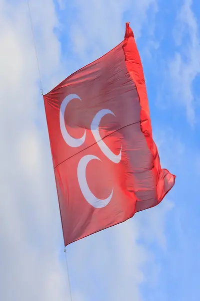 Osmanlı bayrağı, üç hilal siyasi parti bayrağı, MHP bayrağı ve bulutlu gökyüzü