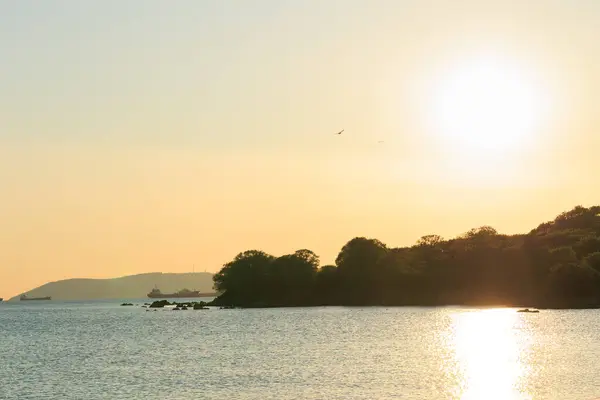 İstanbul, Tuzla 'da gölün üzerinde güzel bir günbatımı