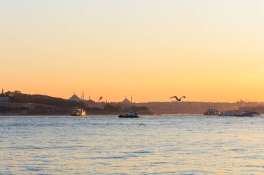 Gün batımında Altın Boynuz manzarası ve Sleymaniye Camii