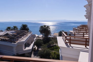 Rawda Hotel 'in balkonundan bir ağaç silueti ve deniz manzarası, Edremit, Balikesir