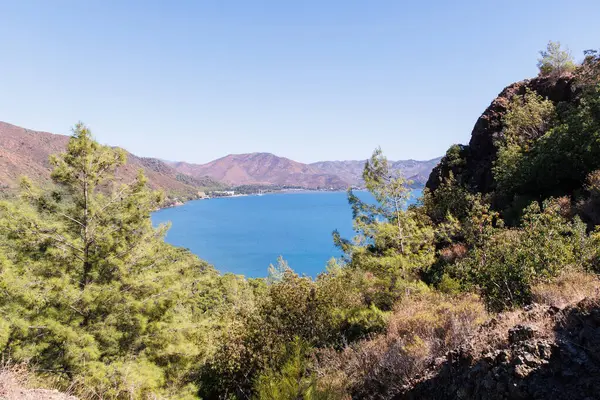 Körfez manzarası, Akdeniz manzarası dağların arasında.