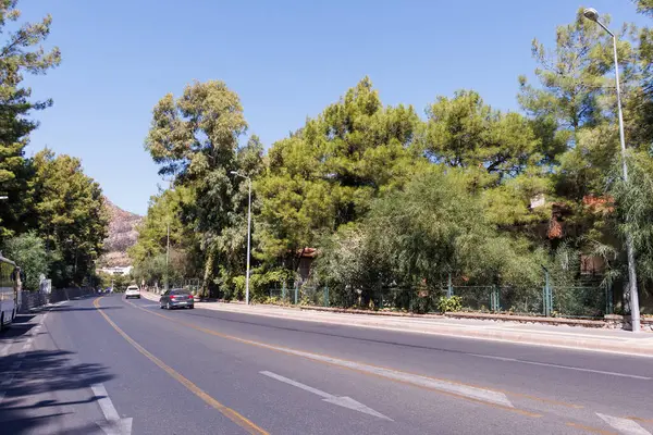 Yollara dökülen arabalar ve Marmaris caddesi, Mugla ilçesi, Türkiye