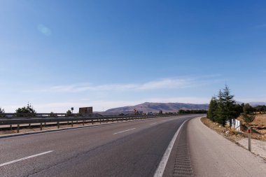 27 Eylül 2022 'de Türkiye' nin Isiparta-afyonkarahisar karayolundan görülebilir rüzgar santralleri