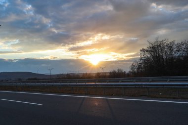 Türkiye 'nin Bolu kentinde otoyolda gün batımı
