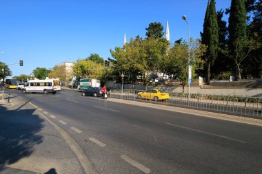 İstanbul, Ukudar 'da Akirin Camii yakınlarındaki trafik akışı