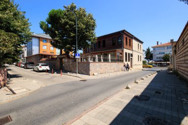 İstanbul, uskudar 'da Kartal Baba Camii' nin yanında iki kişi yürüyor.