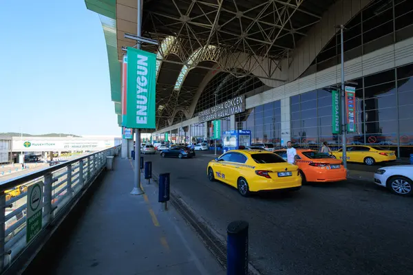 Güneşli bir günde Sabiha Gökçen Uluslararası Havalimanı 'nın terminal binasının önündeki bir manzara trafiği