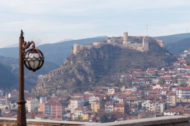 Eski kent Kastamonu Şatosu, Türkiye 'deki bir sokak lambasının yakınından geçmektedir.