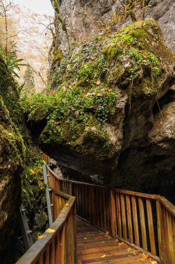 Türkiye 'de kayalıklar ve yaya köprüsü arasında sıkışan büyük bir taş