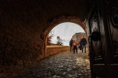 Türkiye 'nin Kastamonu kentindeki antik şatonun girişinde bir aile yürüyor
