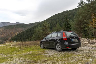 Karadeniz bölgesinin yeşil ormanı yakınındaki yolda park halindeki otomobil