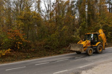Ormanda yoldan geçen bir buldozer Sinop.