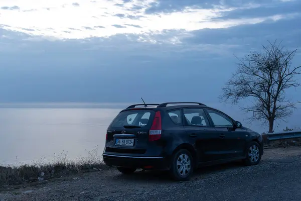 Türkiye 'nin Sinop kentinde Balck Denizi yakınlarında bir station wagon siyah araba ve bir ağaç