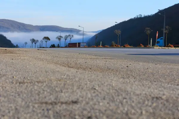 Dağlarda yol ve sis vadiye iniyor, Türkiye 