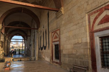 Edirne 'deki Ulu Camii' nin duvarında Arapça yazı var.
