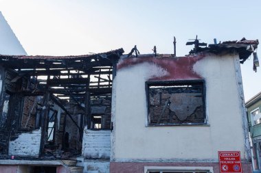 Eski ev, Edirne şehrinde 1 Ocak 2023 'te çıkan yangında kül oldu.