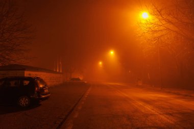 Eski Edirne kasabasında sisli bir gece ve sokak ışıkları