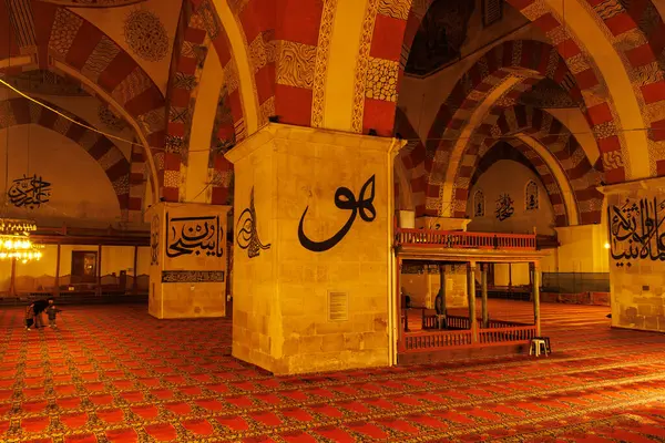 Duvarda ve Edirne 'deki Ulu Camii camiinin içinde Arap kaligrafisi